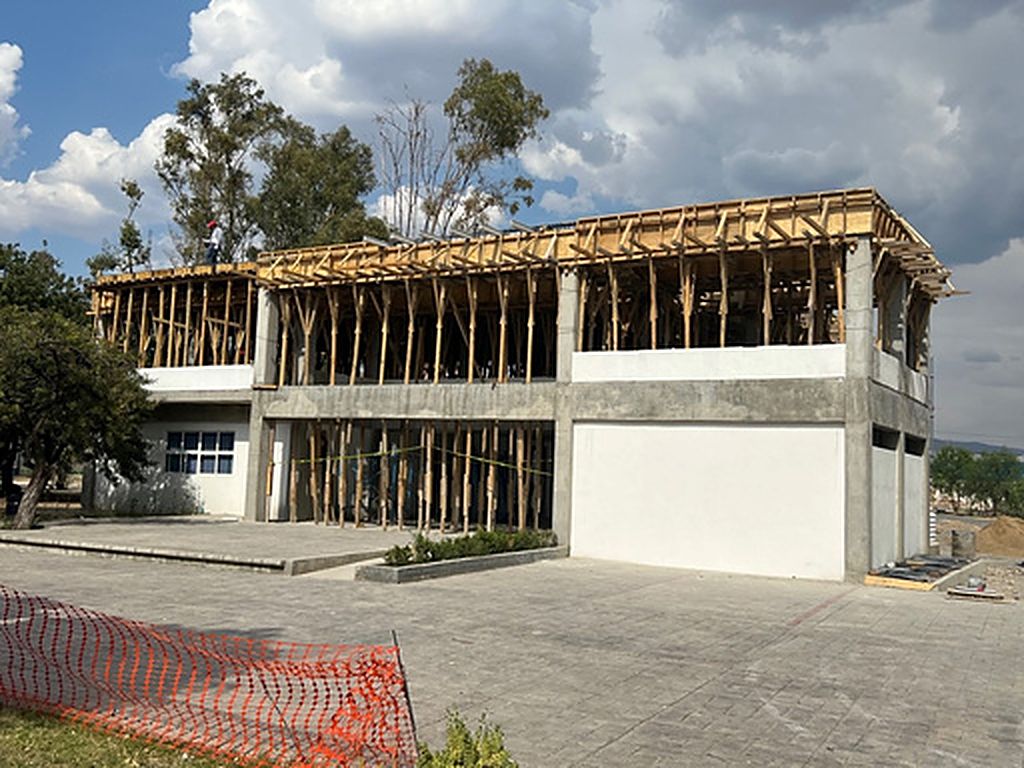 Edificio escolar CESEE en construcción, León