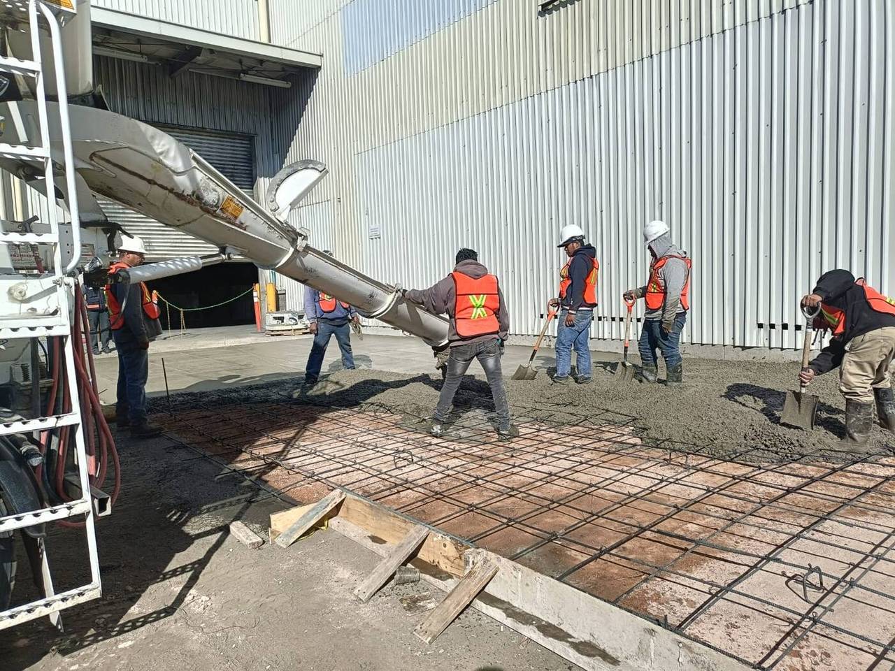 Colado de firme de concreto en nave de AISIN Group